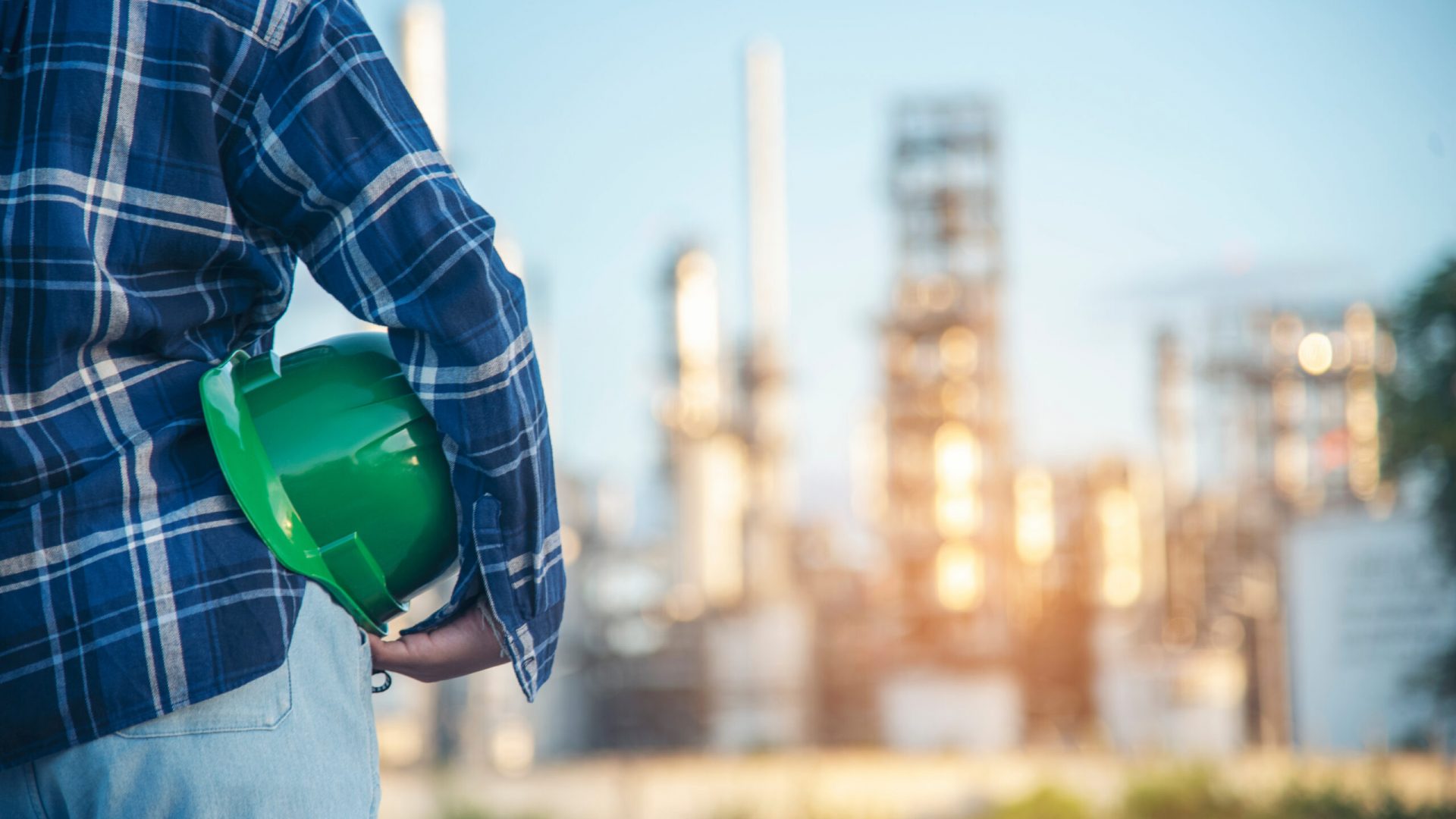 Eco sustainable worker hand holding hardhat green work helmet En Eco sustainable worker hand holding hardhat green work helmet Engineering. Woman engineer hand hold Green hard hat safety officer inspector. Woman Green business ecosystem environment engineering
